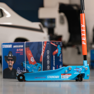 Northern Tool  - Strongway Limited Edition Richard Petty Low-Profile Super-Duty Jack, 3-Ton Lift Capacity - Image 2